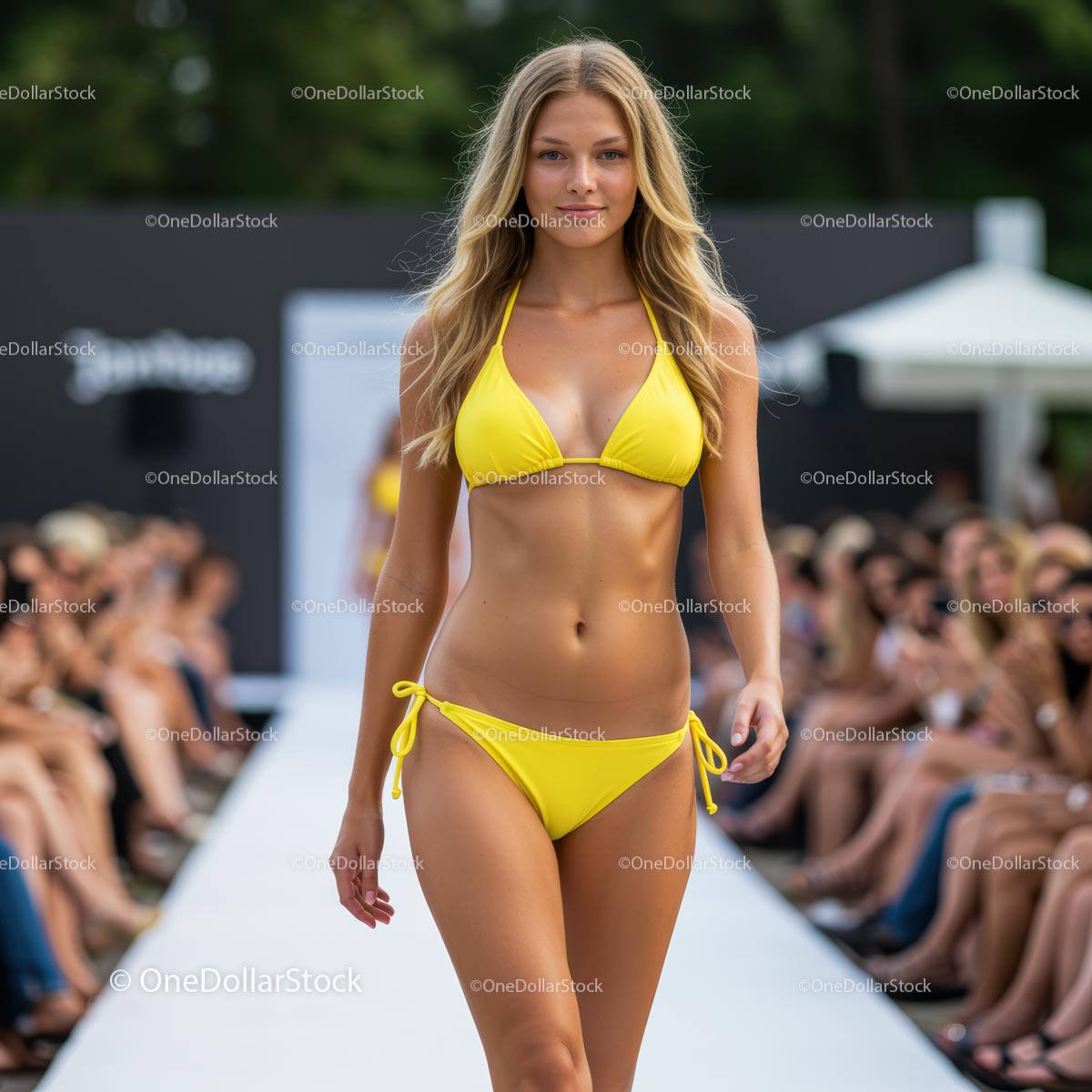 Modelka na wybiegu prezentuje jaskrawożółte bikini na wydarzeniu modowym