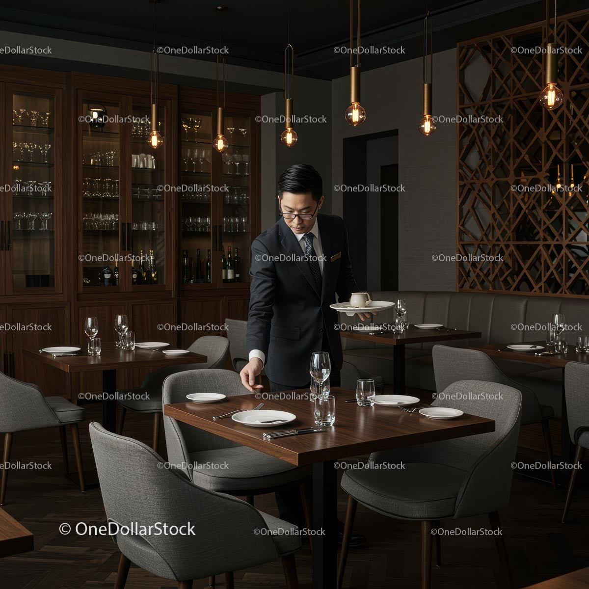 Wyrafinowany kelner nakrywający stoły w eleganckiej restauracji