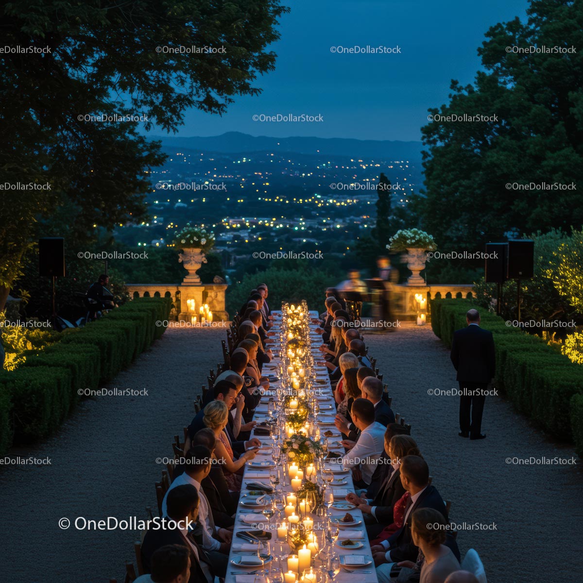 Elegancka kolacja przy świecach z widokiem na panoramę miasta