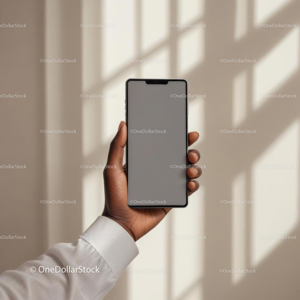 Ręka trzymająca smartfon z pustym ekranem i cieniami