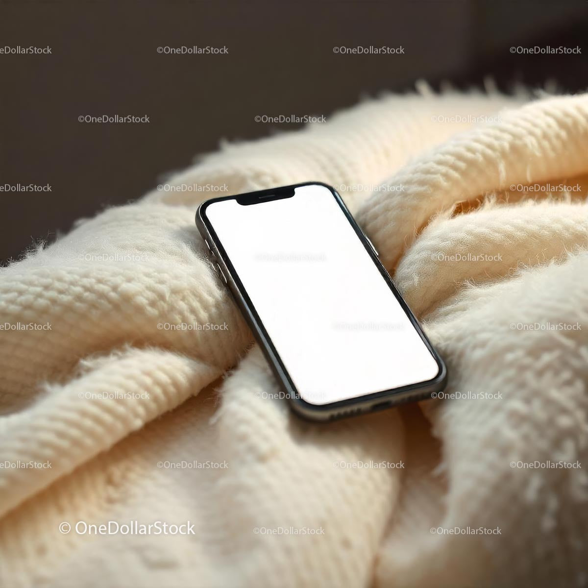 Smartfon na przytulnym beżowym kocu z pustym ekranem