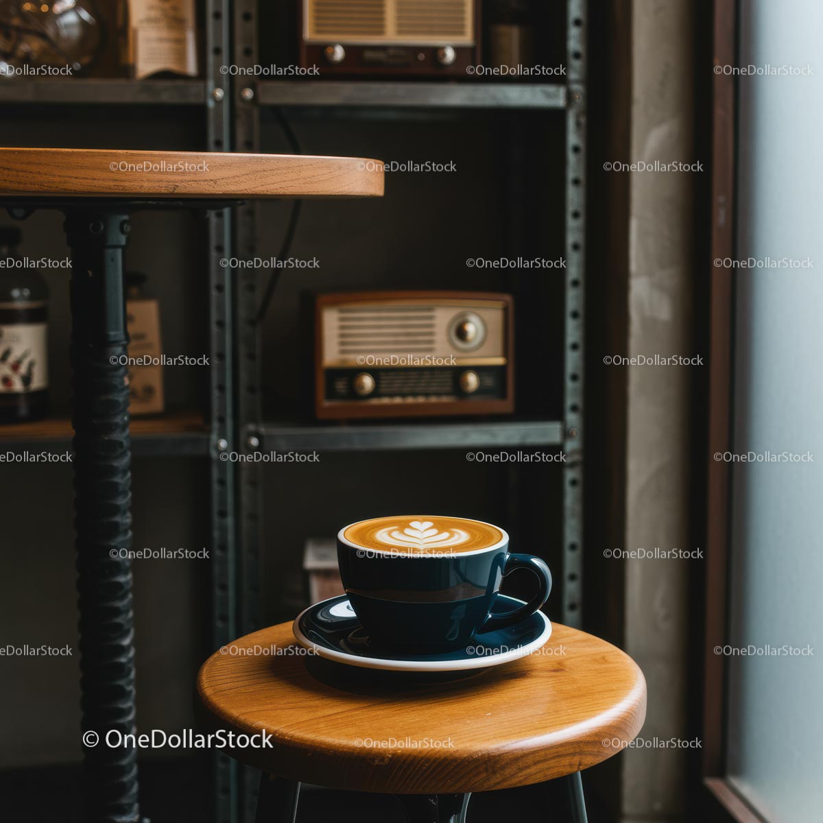 Latte ze sztuką w przytulnej kawiarni w stylu vintage