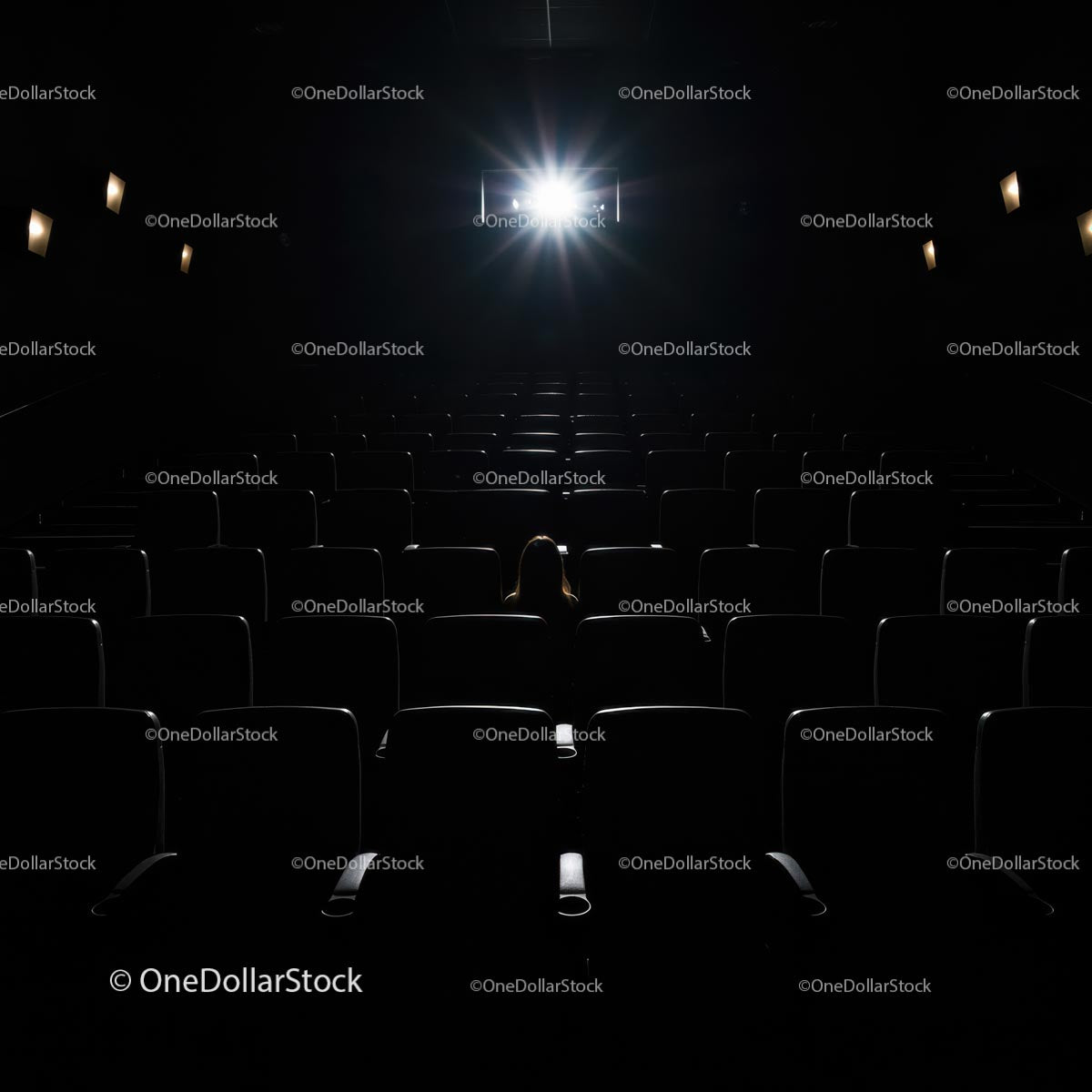 Pusta sala kinowa z reflektorami na siedzeniach
