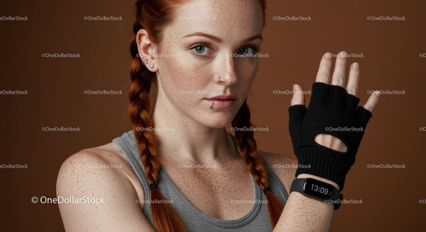 Pewna siebie ruda kobieta z piegami i rękawiczkami fitness