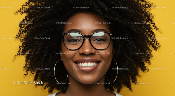 Uśmiechnięta Kobieta z Fryzurą Afro i Okularami na Żółtym Tle