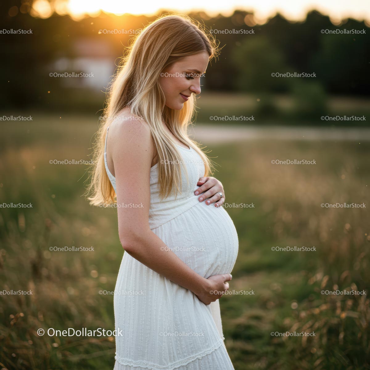 Przyszła mama w białej sukni o zachodzie słońca w naturze
