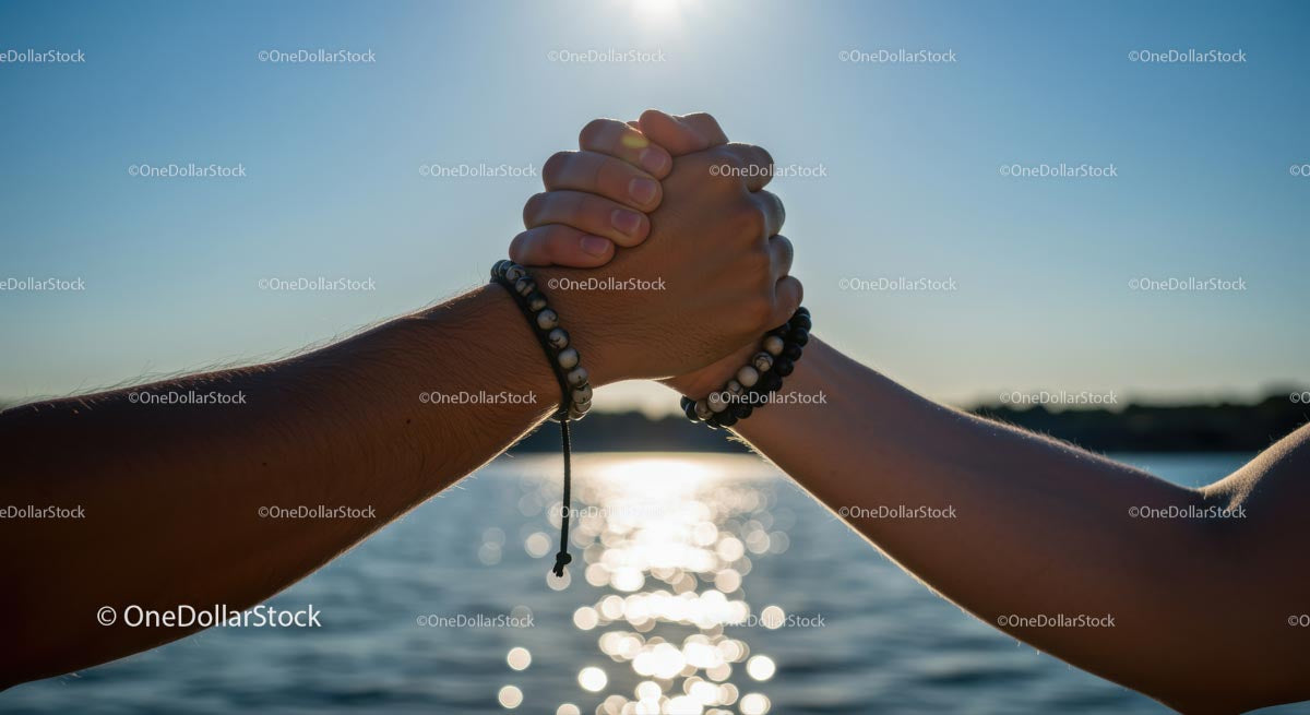 Dłonie zjednoczone na tle rozświetlonego słońcem nieba