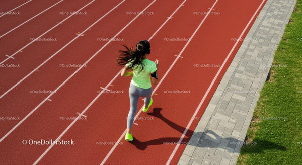 Kobieta sportowiec biegająca po czerwonym torze lekkoatletycznym