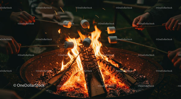 Prażenie Pianki Marshmallow przy Przytulnym Ognisku w Nocy