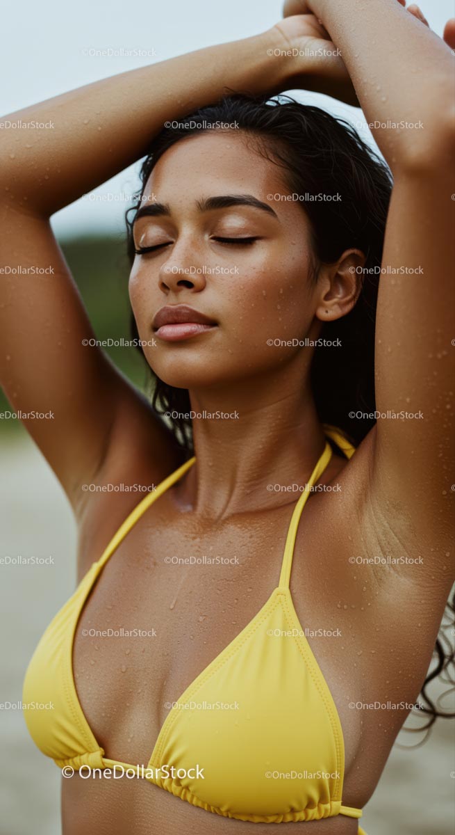 Zrelaksowana kobieta w żółtym bikini cieszy się letnią atmosferą plaży