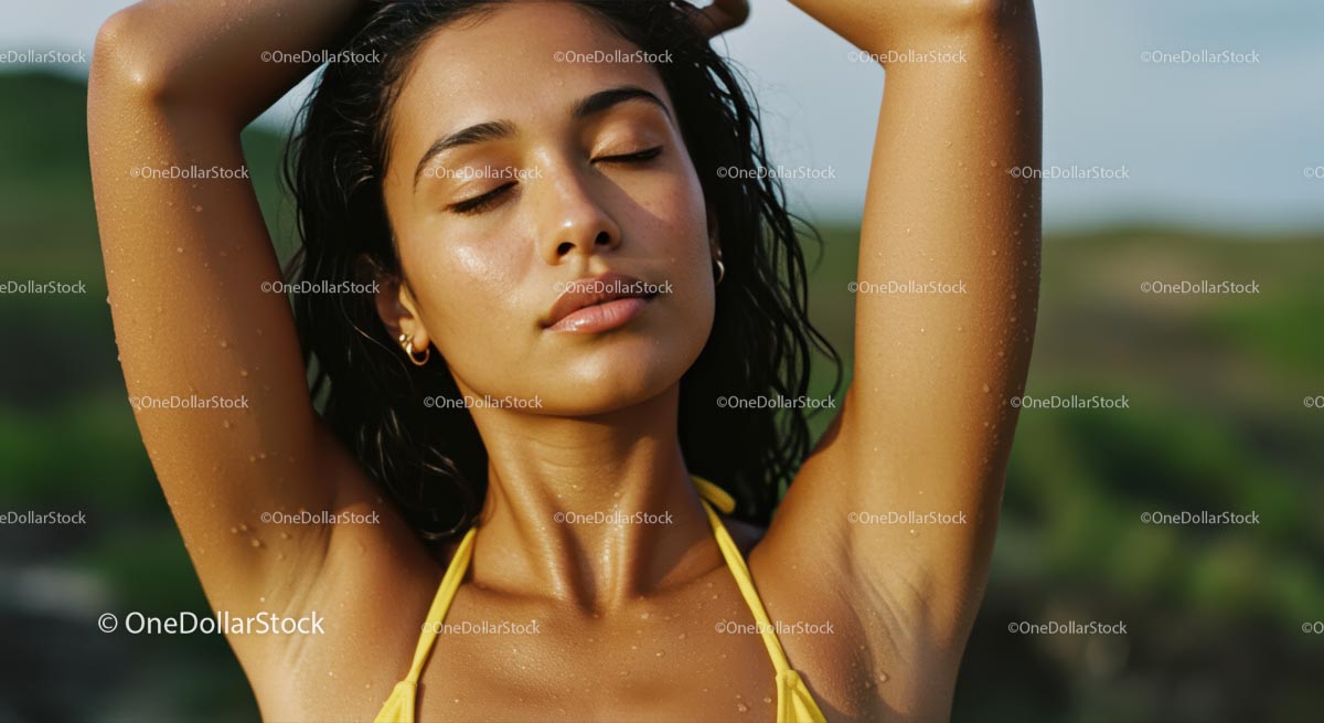 Spokojna kobieta ciesząca się słońcem na zewnątrz w żółtym bikini