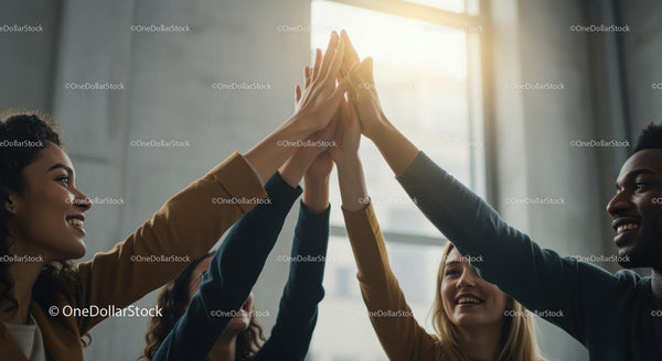 Różnorodny zespół świętuje sukces gestem przybicia piątki