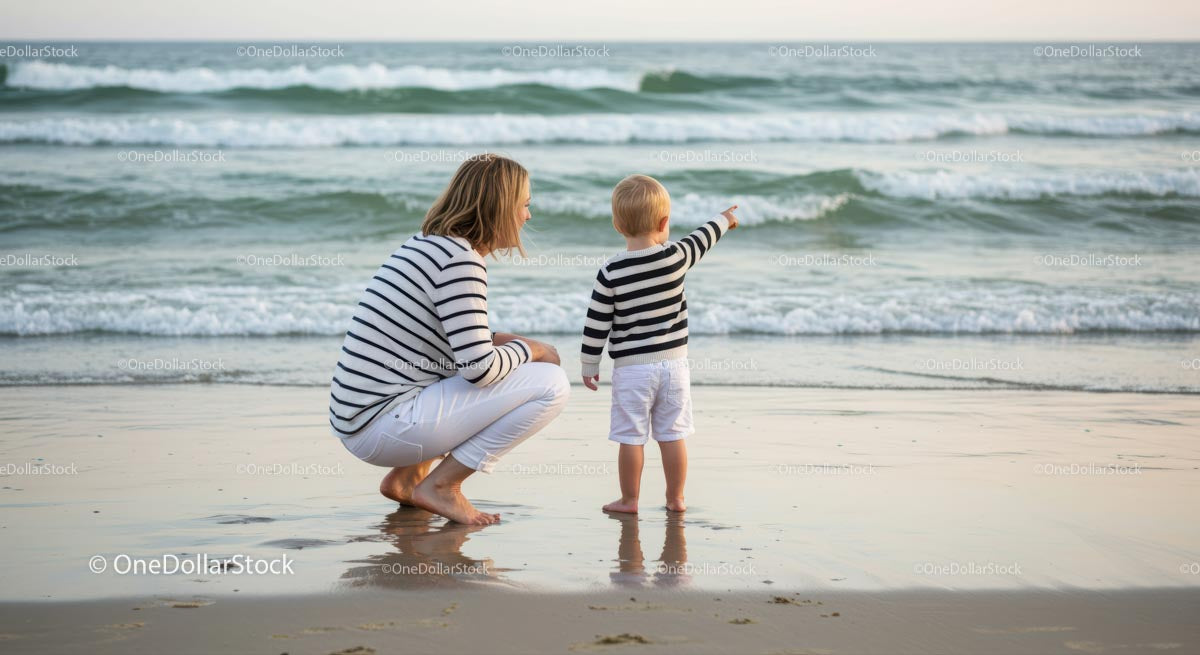 Matka i dziecko odkrywają spokojną plażę
