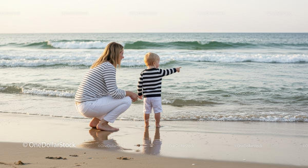 Mama i dziecko cieszą się dniem na plaży