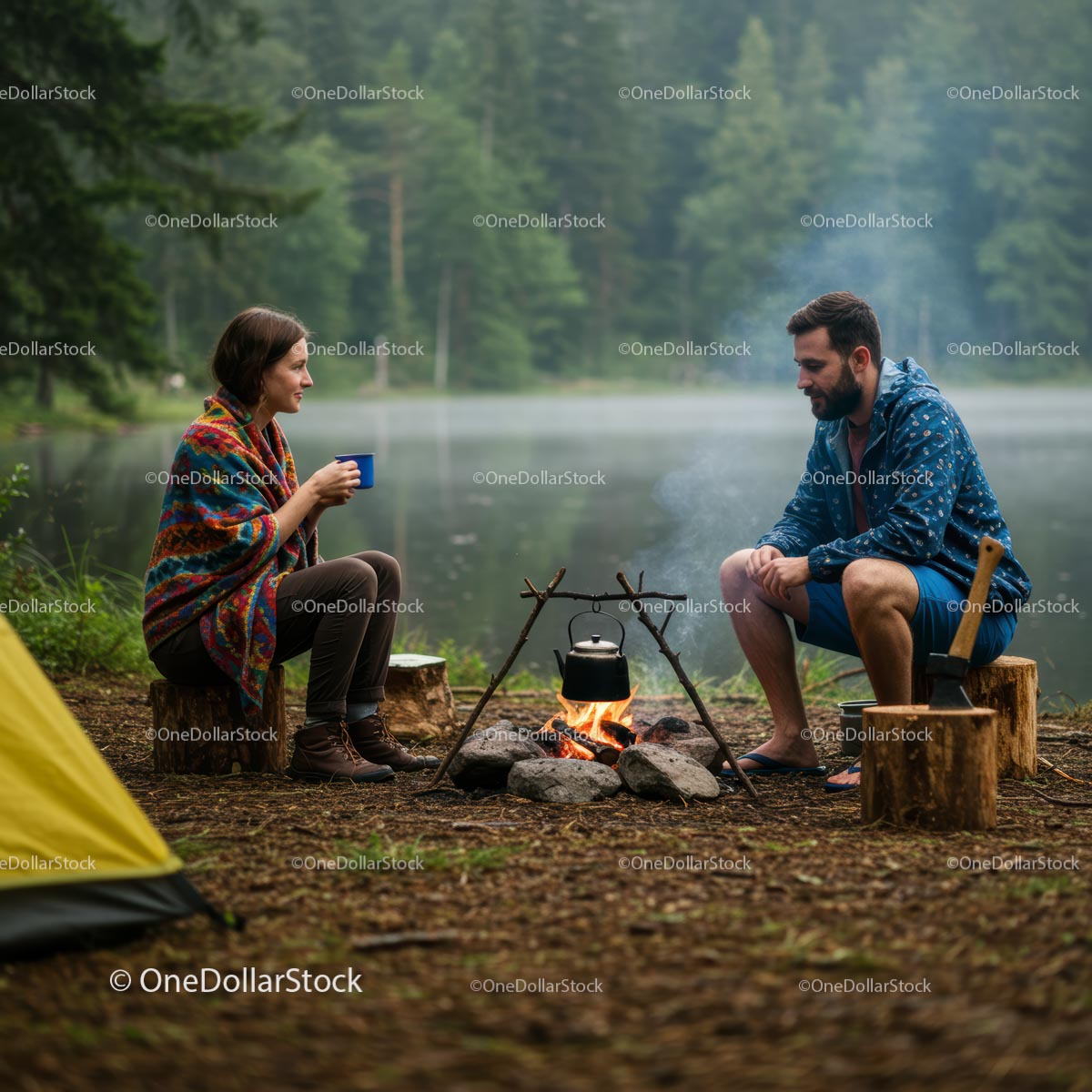 Para ciesząca się ogniskiem przy Serene Lakeside w lesie