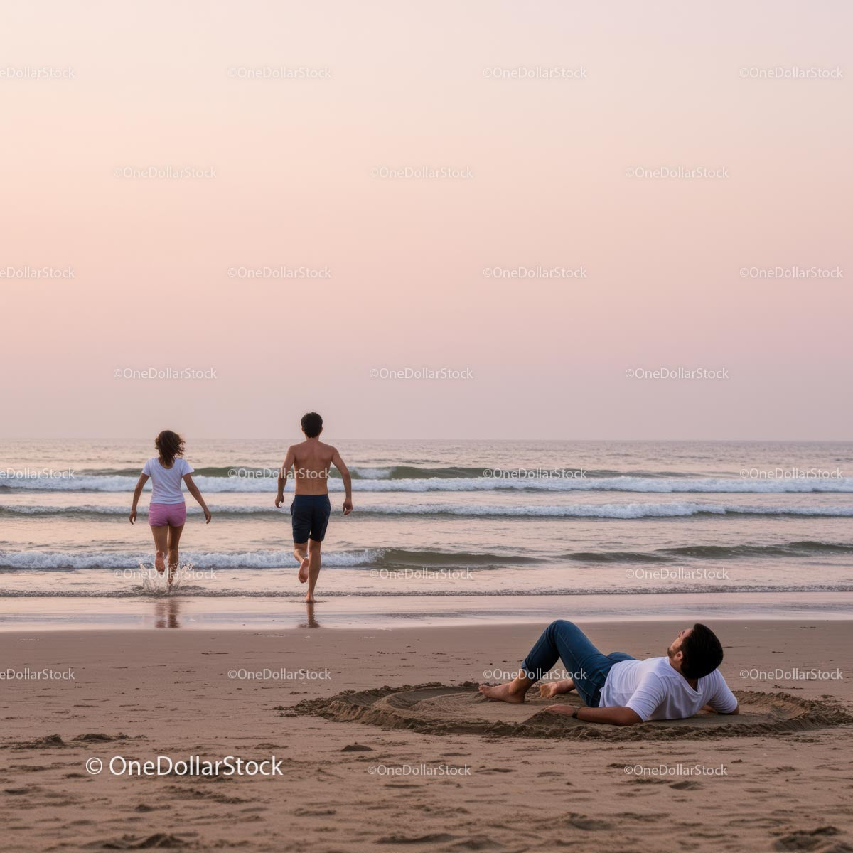 Para ciesząca się relaksującym letnim wieczorem na plaży