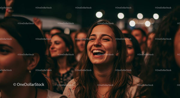 Radosny Tłum Cieszący się Nocnym Koncertem