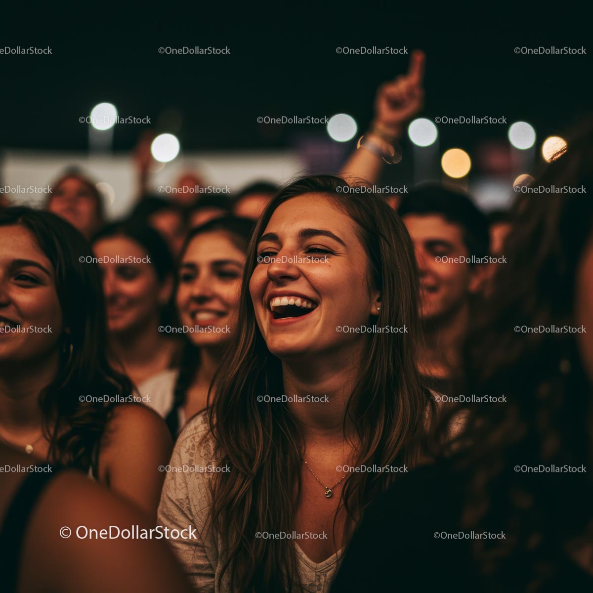 Radosny tłum cieszący się żywą nocą