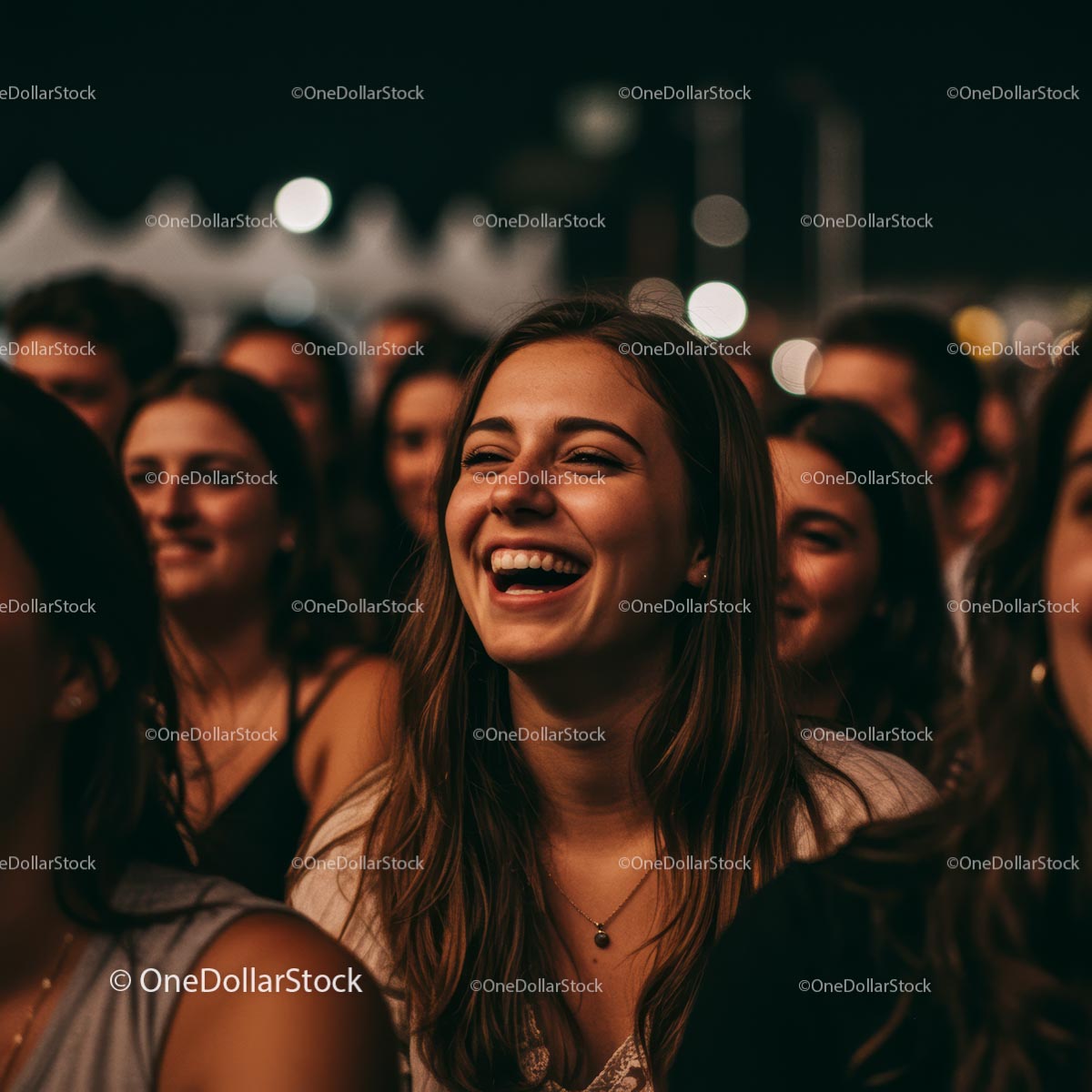 Radosny tłum na nocnym spotkaniu festiwalowym