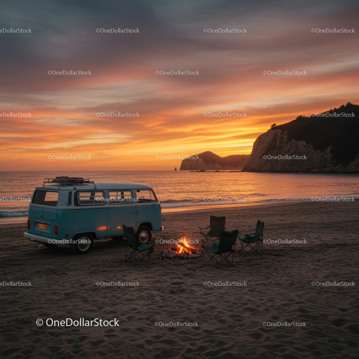 Zabytkowy van przy ognisku na malowniczej plaży Sunset Beach