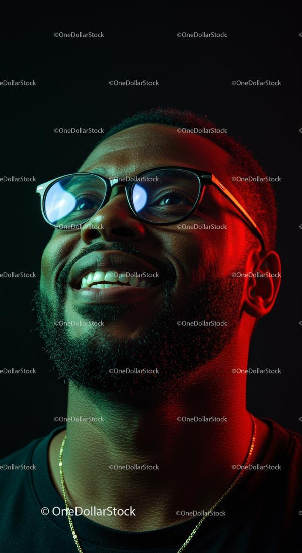 Uśmiechnięty mężczyzna w okularach w neonowym świetle