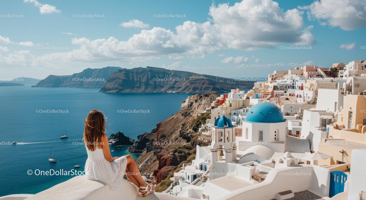 Kobieta podziwiająca malowniczy widok Santorini (16 zdjęć)