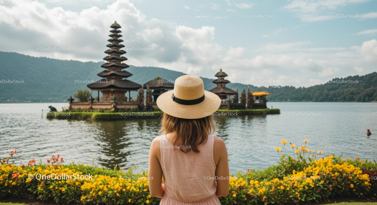 Kobieta w kapeluszu podziwiająca świątynię Ulun Danu Bratan na Bali (12 obrazów)