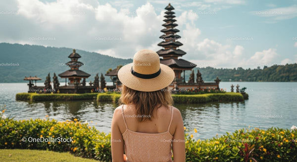 Kobieta w kapeluszu ze słomy podziwiająca Pura Ulun Danu Bratan, Bali