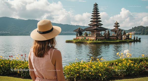 Kobieta w słomkowym kapeluszu podziwiająca malowniczy widok na świątynię na Bali