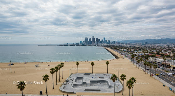Panorama centrum Los Angeles z piaszczystą plażą i palmami