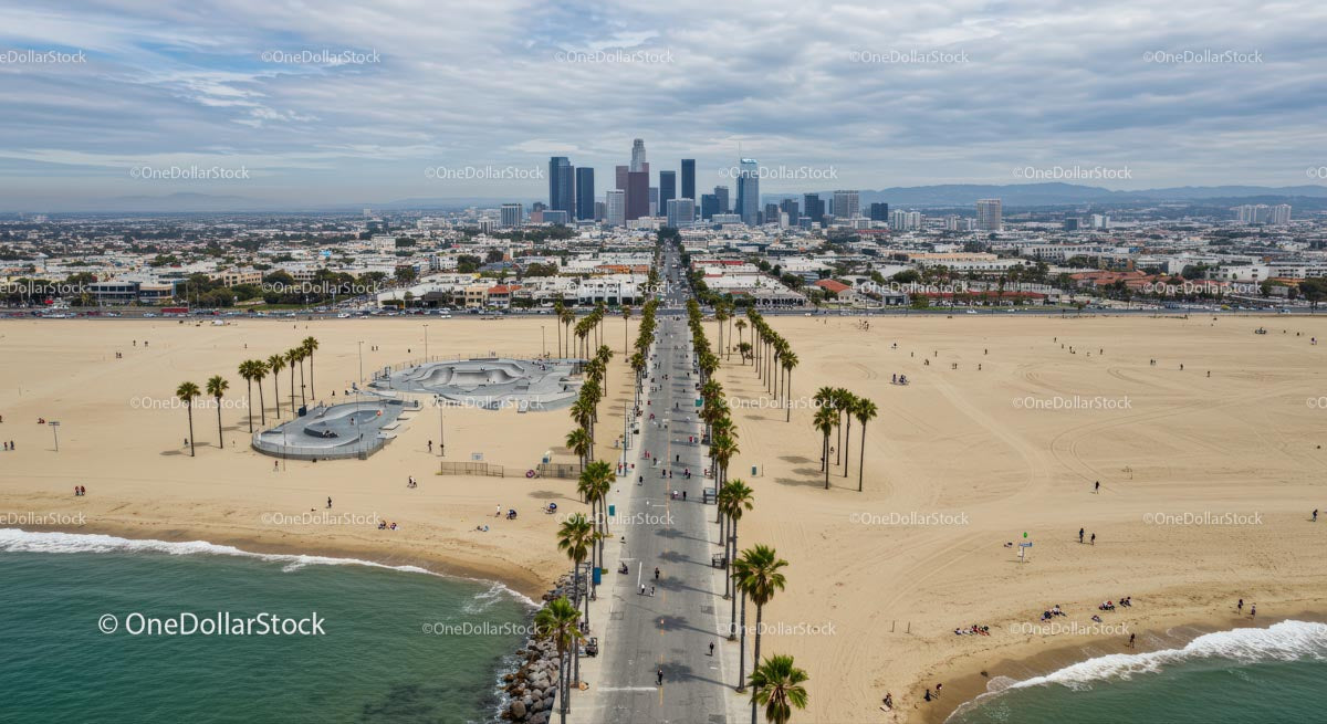 Panoramiczny widok na panoramę Los Angeles z Venice Beach