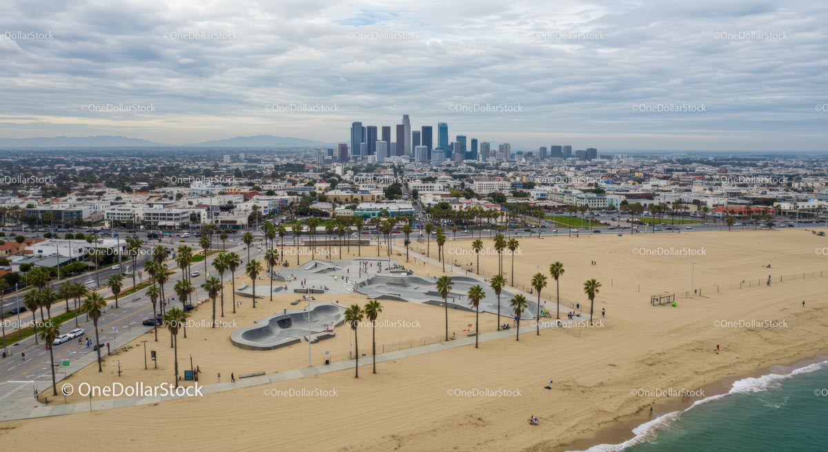 Pochmurny dzień na tętniącej życiem plaży w Los Angeles