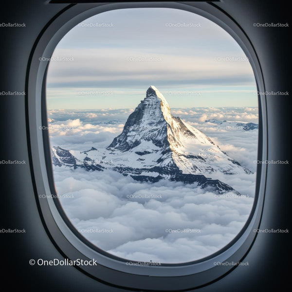Majestatyczny Matterhorn widziany z okna samolotu