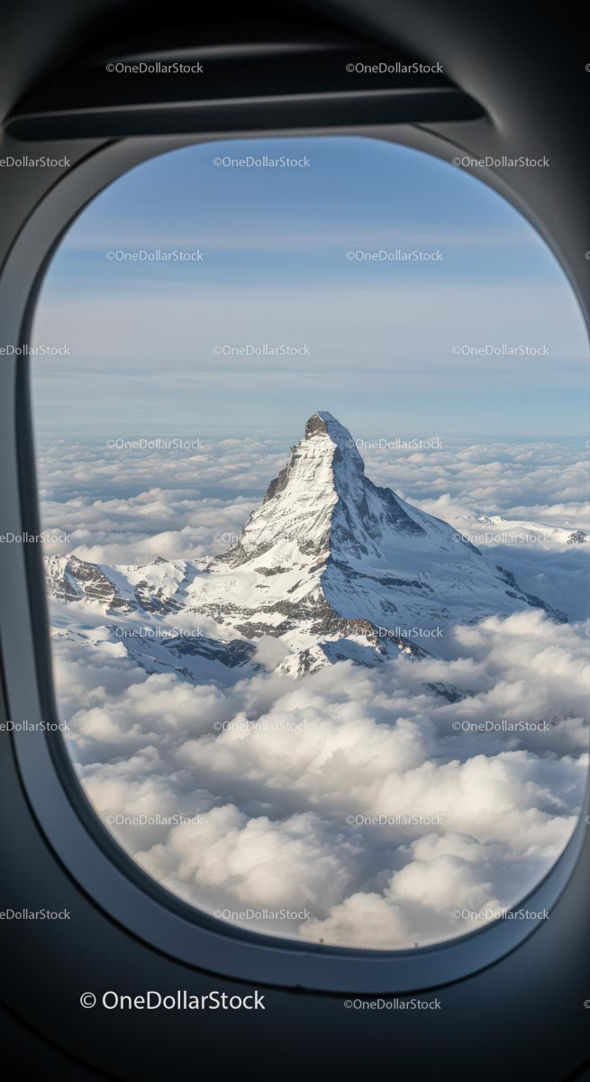 Majestatyczny Matterhorn widziany z okna samolotu