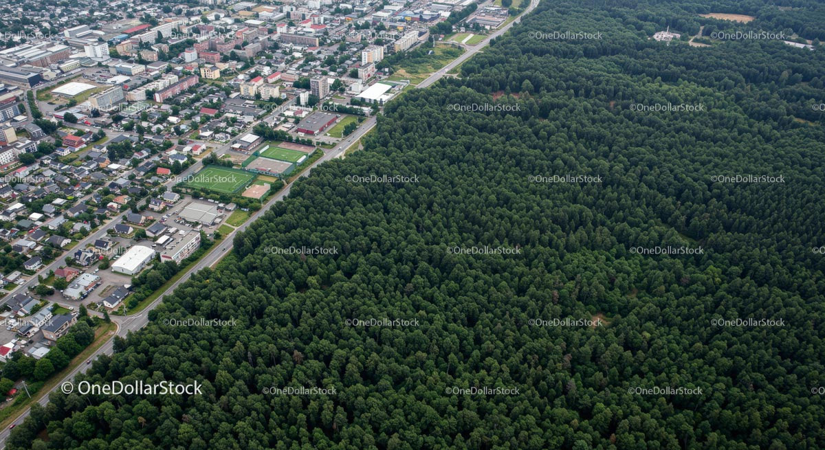 Lotniczy pejzaż miejski z rozległą granicą leśną