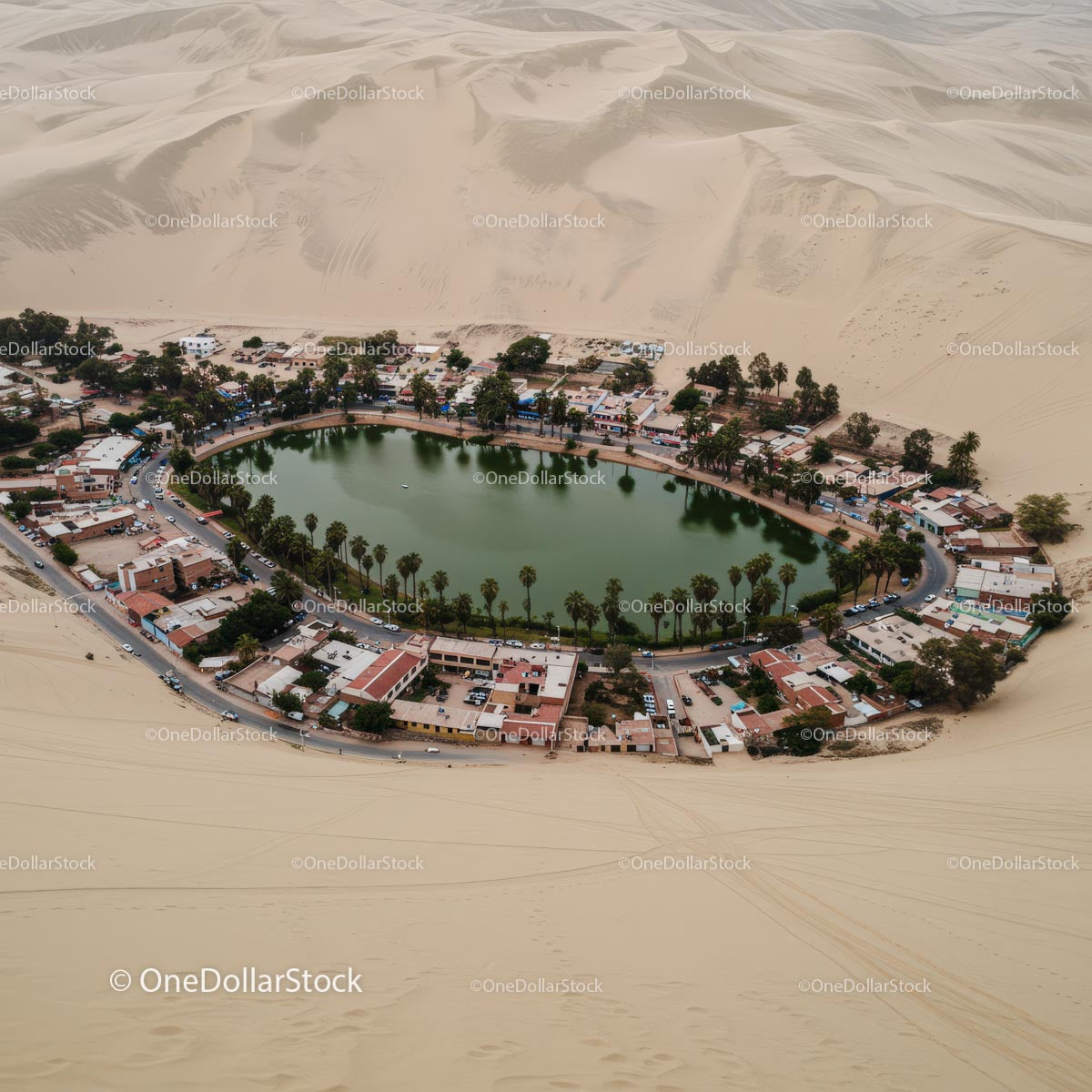 Widok z lotu ptaka na oazę Huacachina w pustynnym krajobrazie