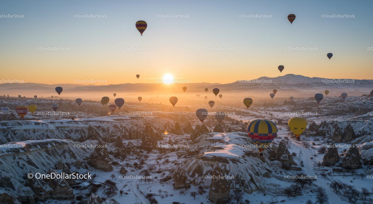 Balony na ogrzane powietrze o wschodzie słońca w Kapadocji