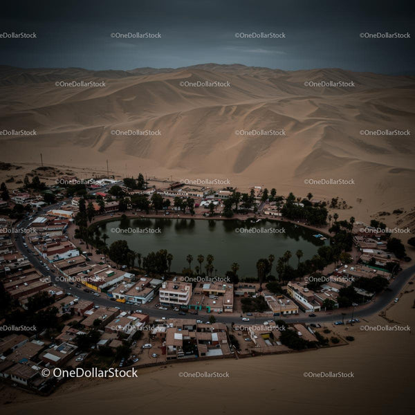 Widok z lotu ptaka na oazę Huacachina na peruwiańskiej pustyni