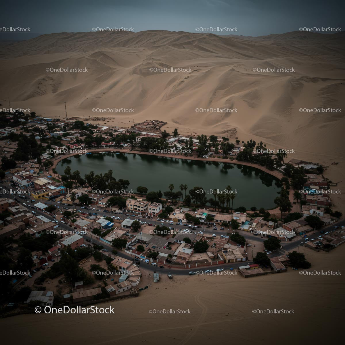 Widok z lotu ptaka na oazę Huacachina na pustyni peruwiańskiej