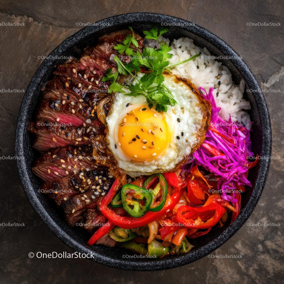 Pyszny koreański bibimbap z jajkiem i warzywami