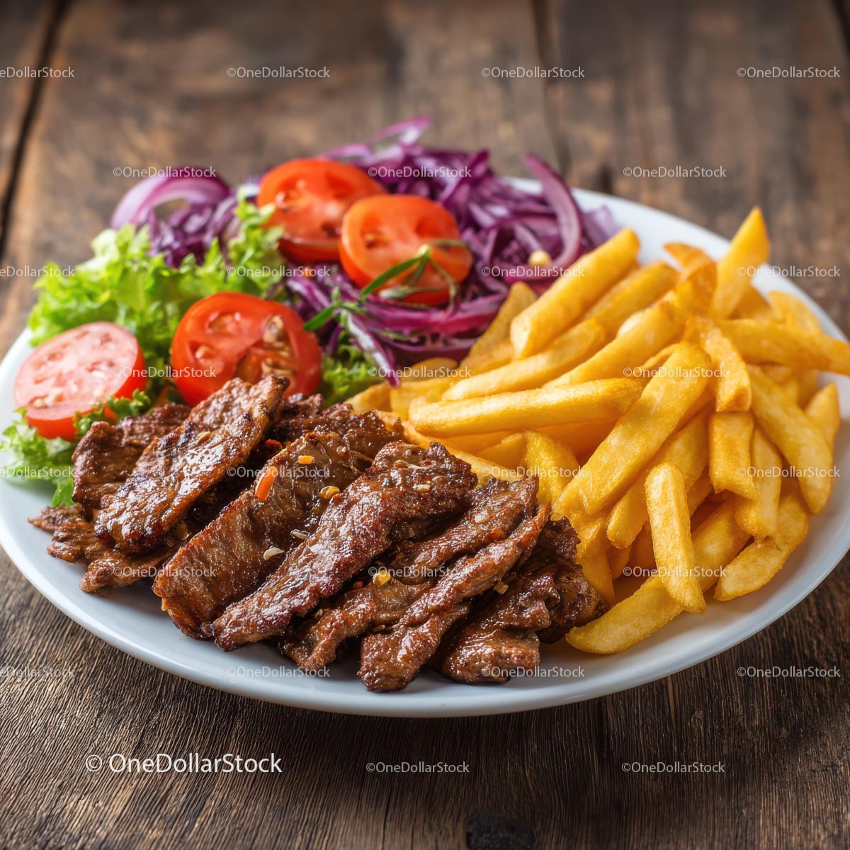 Pyszne grillowane mięso z frytkami i świeżą sałatką