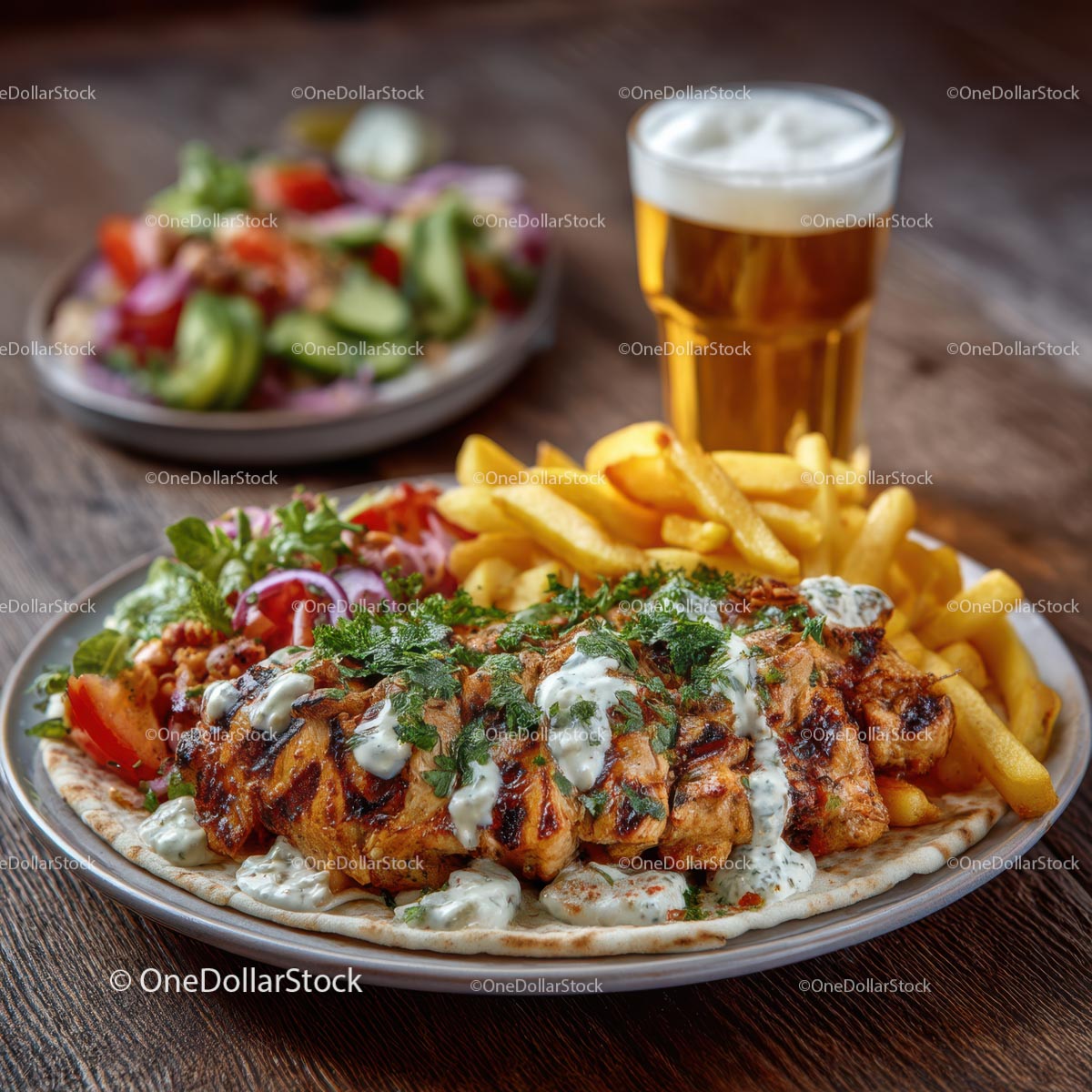 Grillowany kurczak z frytkami i tzatziki w picie