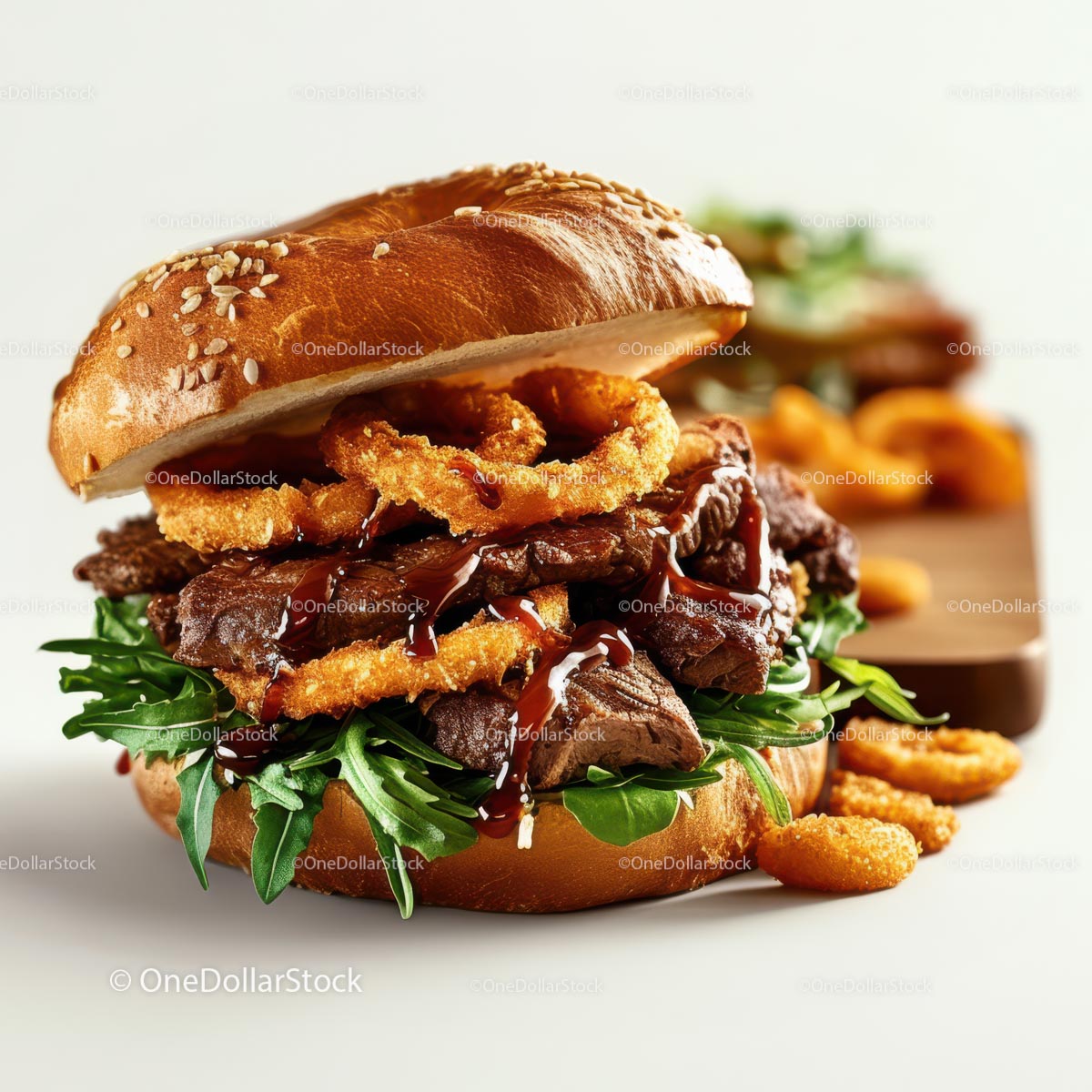 Wyższy burger z sałatką z rukoli i papryki oraz krążkami cebulowymi