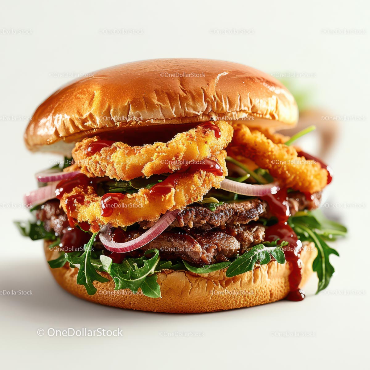 Burger gourmet z chrupiącą cebulą i rukolą