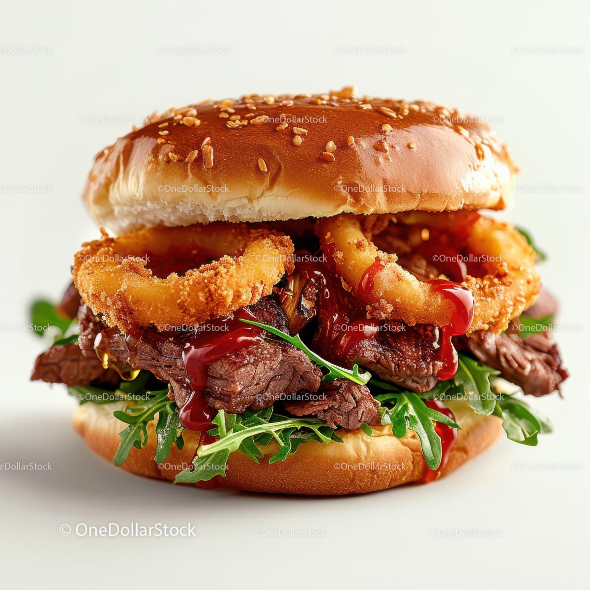 Burger gourmet z krążkami cebulowymi i rukolą