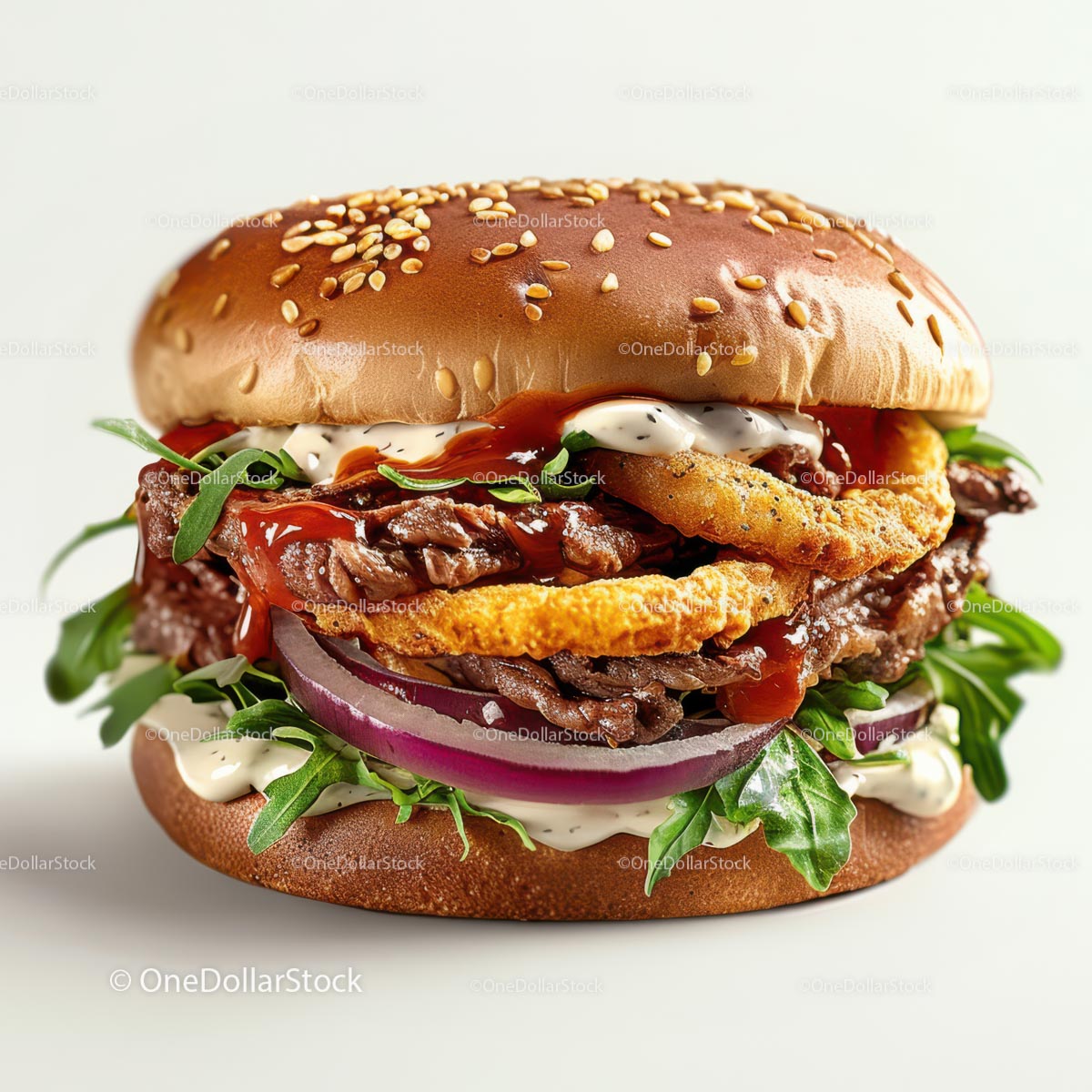 Wykwintny burger wołowy z krążkami cebulowymi i świeżymi warzywami