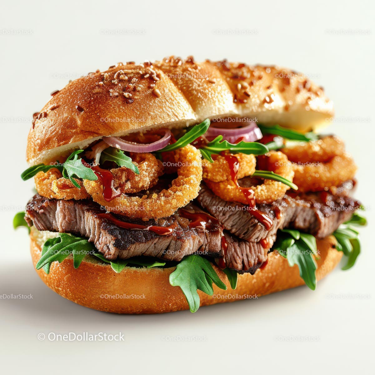 Kanapka gourmet ze stekiem i krążkami cebulowymi