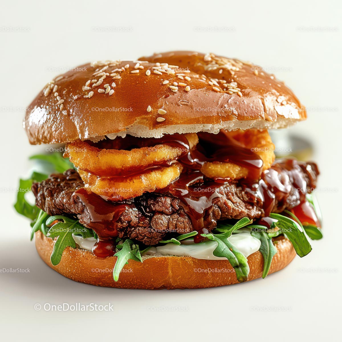 Burger gourmet z krążkami cebulowymi i sosem BBQ
