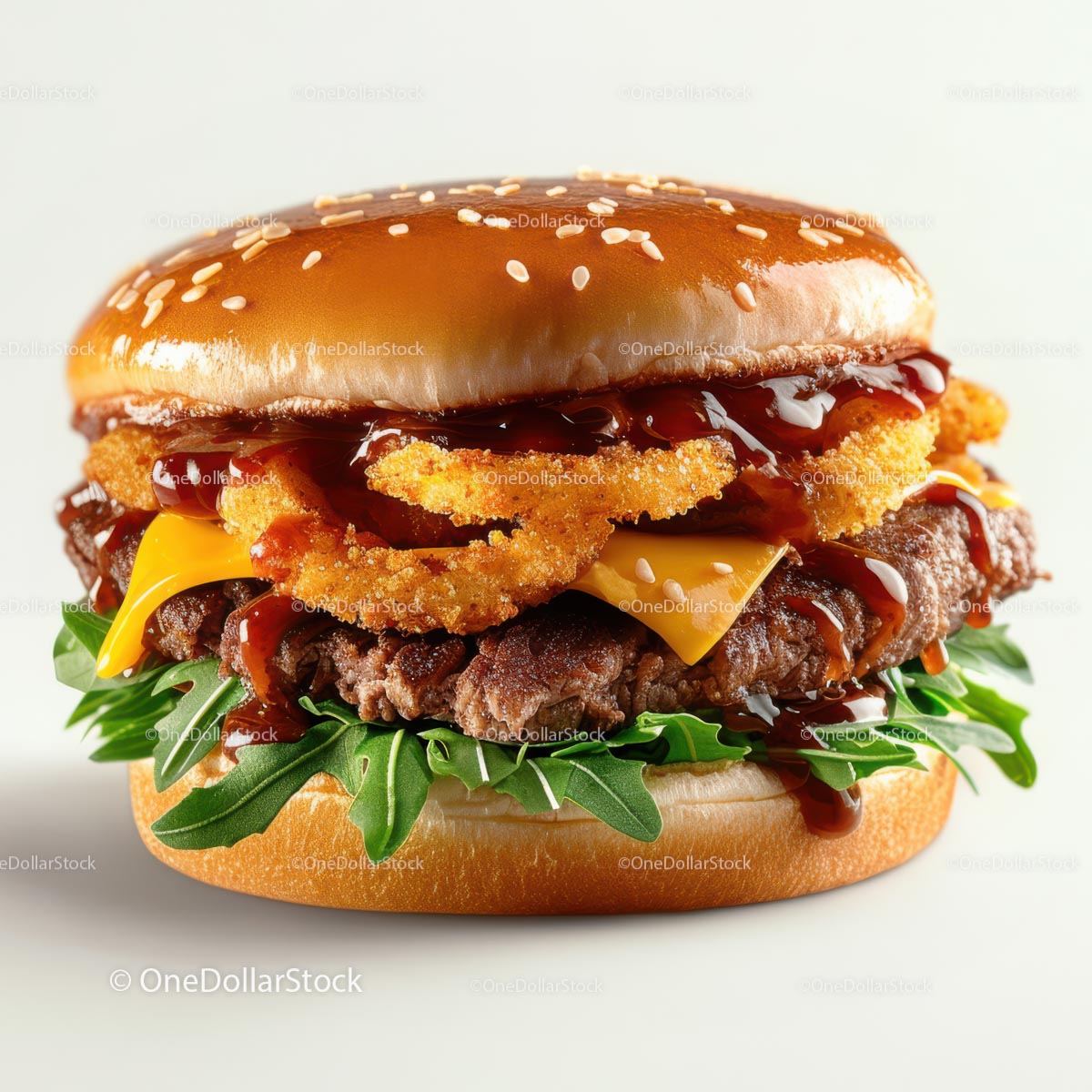 Burger gourmet z krążkami cebulowymi i sosem BBQ