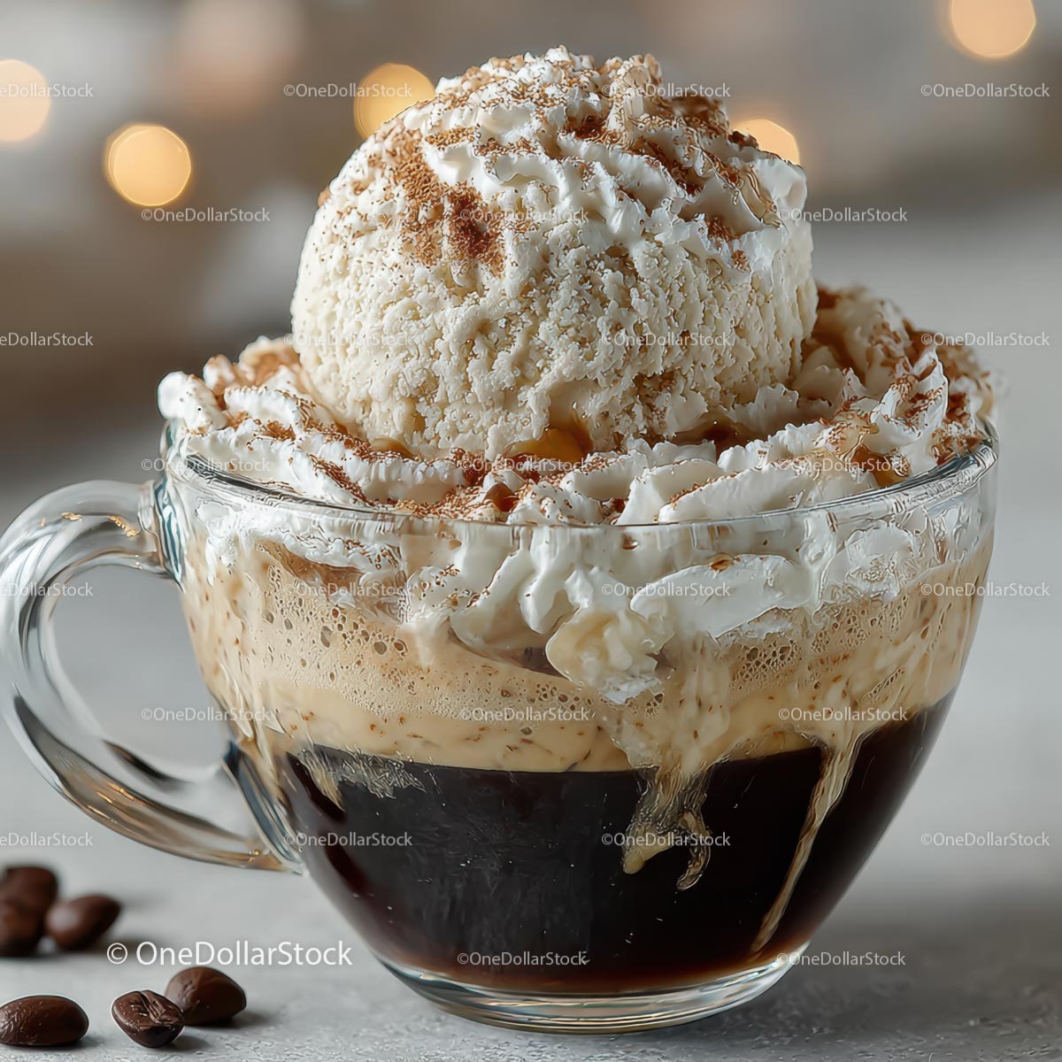 Mrożone cappuccino z bitą śmietaną i cynamonem